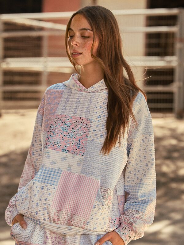 WESTFADE Hoodie Sweatshirt Lengan Panjang Motif Bunga Campuran Ukuran Besar dengan Detail Quilted dan Patchwork