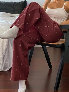 DAZY 可愛蝴蝶結圖案滿版印花寬鬆睡褲 秋季 - 酒紅色 - 查看 5