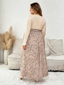 Plussiva Gaun Hamil Plus dengan Motif Bunga Kecil Kontras dan Belahan Paha serta Sabuk - MultiWarna - View 2