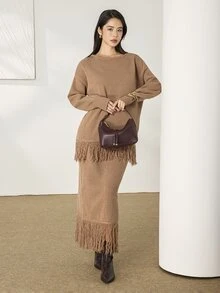 Heiryn Set Sweater dan Rok Rajut Oversize Wanita dengan Rumbai di Bagian Bawah dan Bahu Longgar - Khaki - View 6
