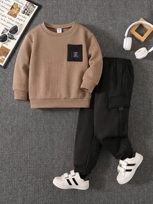 SHEIN 小男孩字母拼接裝飾翻蓋口袋運動衫與運動長褲套裝 - 彩色 - 查看 1