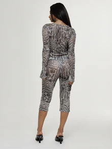 MUSERA Top de manga larga con estampado de leopardo, malla semitransparente, diamantes y eslogan, con pantalones capri ajustados, sexy para noche, vacaciones, festival, sin guion - Multicolor - Ver 5
