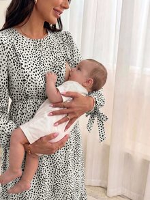SHEIN 孕婦哺乳圓領波點印花洋裝 - 白色 - 查看 3