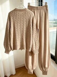 GlowEve Set Cardigan Rajut Kabel Polos dengan Bahu Longgar dan Resleting serta Celana Rajut dengan Potongan Meruncing - Unta - View 2