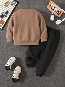 SHEIN 小男孩字母拼接裝飾翻蓋口袋運動衫與運動長褲套裝 - 彩色 - 查看 2