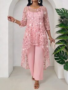 SHEIN Lady CURVE طقم نسائي مقاس كبير من ملابس علوية شبكية مزينة بالترتر بنقوش نباتية وحافة غير متماثلة مع بنطال واسع الساق - وردي - مشاهدة 1