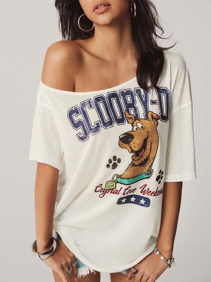 SCOOBY-DOO X SHEIN 卡通字母圖案不對稱露肩落肩寬鬆版型T恤 - 杏色 - 查看 1