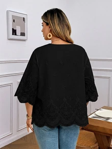 SHEIN LUNE 大碼鏤空刺繡缺口領波浪邊飾襯衫 - 黑色 - 查看 2