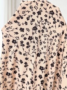 Plussiva Gaun Hamil Plus dengan Motif Bunga Kecil Kontras dan Belahan Paha serta Sabuk - MultiWarna - View 7