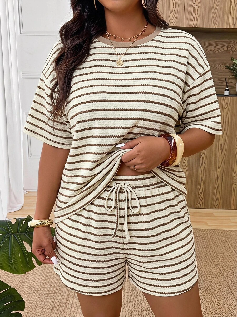 SHEIN Frenchy Camiseta de hombros caídos con estampado a rayas y shorts con cintura de cordón - Café integral - Ver 1