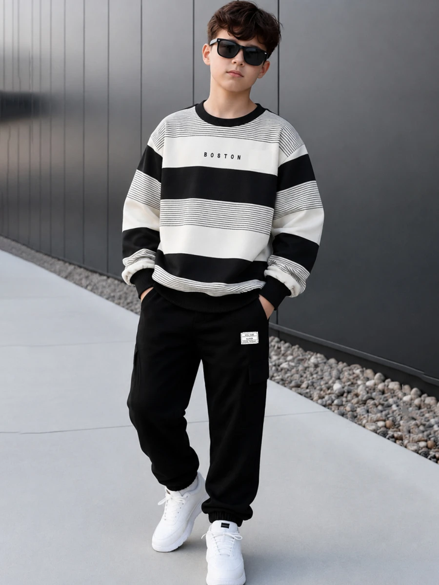 SHEIN 2件組男孩時尚白色運動衫與深綠色長褲套裝，胸前綠色圖案印花，酷炫街頭風，柔軟舒適面料，易穿脫，適合春秋季，校園、外出穿著，青少年男孩必備穿搭