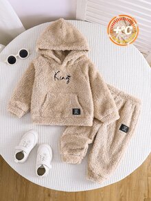 SHEIN 男嬰字母刺繡袋鼠口袋插肩袖泰迪絨連帽衛衣與長褲套裝 - 彩色 - 查看 1