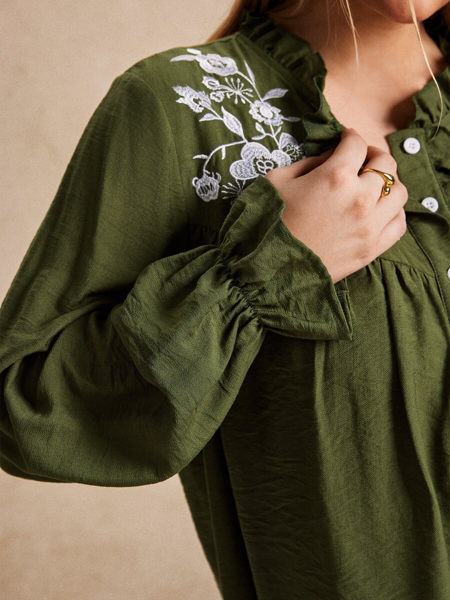 Écloséra Curve Plus Floral Embroidery Frill Trim Flounce Sleeve Blouse