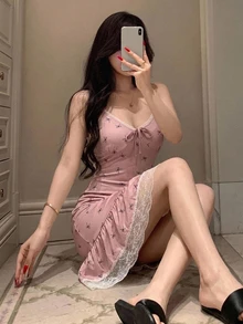 DAZY 蝴蝶結圖案蕾絲拼接修身無袖細肩帶短洋裝 夏季女款睡裙 - 粉色 - 查看 3