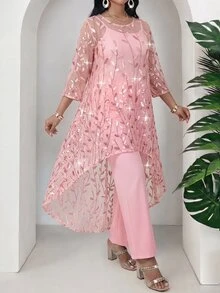 SHEIN Lady CURVE طقم نسائي مقاس كبير من ملابس علوية شبكية مزينة بالترتر بنقوش نباتية وحافة غير متماثلة مع بنطال واسع الساق - وردي - مشاهدة 3