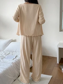 Dazy Plus 時尚三件式居家服套裝，修身細肩帶背心、對比蕾絲開襟衫、長褲，優雅大尺碼女款秋季睡衣套裝 - 杏色 - 查看 2