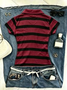IslaSuriya 女款 Y2K 條紋 Polo 衫，酒紅與黑色 V 領短袖 T-shirt，字母與愛心印花，修身復古休閒上衣，送給她的完美禮物 - 彩色 - 查看 2