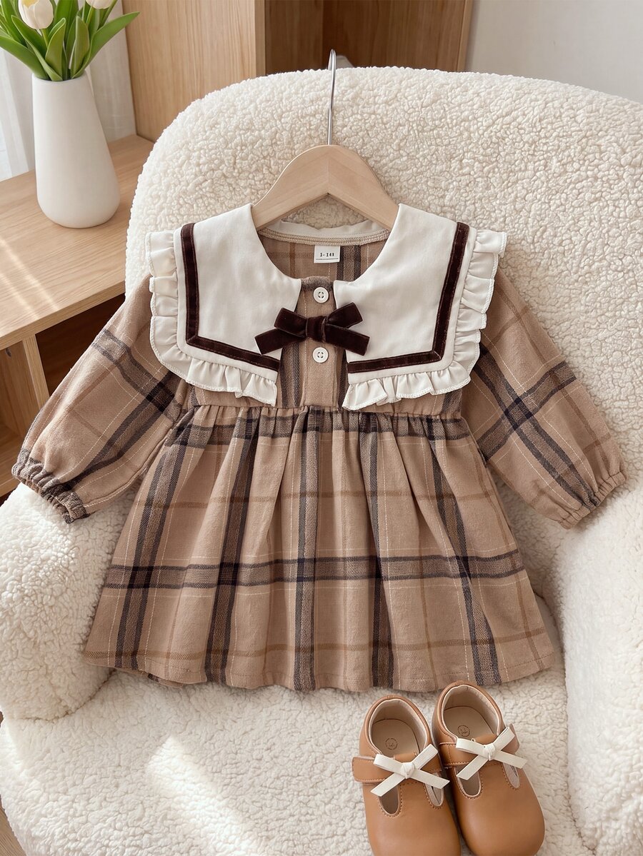 SHEIN Playful Pals 女嬰學院風格紋梭織洋裝,大翻領、荷葉邊飾邊、前開鈕扣、蝴蝶結、鬆緊腰、大裙擺與長袖 - 卡其色 - 查看 1