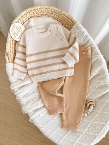 SHEIN 男嬰小男孩秋冬套頭毛衣與長褲套裝，時尚新品。毛衣採用拼色設計，展現清新可愛的童趣風格，紳士又迷人。由柔軟舒適的布料製成，適合嬰幼兒嬌嫩肌膚，確保寶寶穿著時溫暖舒適。 - 卡其色 - 查看 1