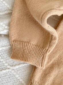 SHEIN 男嬰小男孩秋冬套頭毛衣與長褲套裝，時尚新品。毛衣採用拼色設計，展現清新可愛的童趣風格，紳士又迷人。由柔軟舒適的布料製成，適合嬰幼兒嬌嫩肌膚，確保寶寶穿著時溫暖舒適。 - 卡其色 - 查看 4