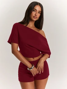 SHEIN BAE 女款不對稱肩 캐시미爾針織短袖上衣與低腰短褲套裝，春夏條紋兩件套，基礎款兩件套，休閒兩件套，舒適兩件套，適合通勤、公園、街頭穿搭與日常休閒穿著，基礎風格/秋季/返校季/休閒套裝，條紋套裝/機場穿搭/莓果色套裝 - 酒紅色 - 查看 6