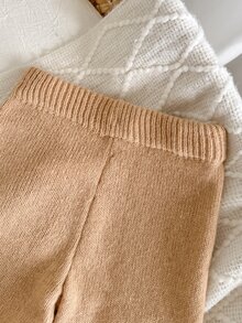 SHEIN 男嬰小男孩秋冬套頭毛衣與長褲套裝，時尚新品。毛衣採用拼色設計，展現清新可愛的童趣風格，紳士又迷人。由柔軟舒適的布料製成，適合嬰幼兒嬌嫩肌膚，確保寶寶穿著時溫暖舒適。 - 卡其色 - 查看 8