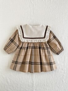 SHEIN Playful Pals 女嬰學院風格紋梭織洋裝，大翻領、荷葉邊飾邊、前開鈕扣、蝴蝶結、鬆緊腰、大裙擺與長袖 - 卡其色 - 查看 2