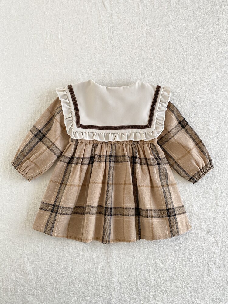 SHEIN Playful Pals فستان بناتي بأسلوب أكاديمي منسوج بنقشة كاروهات مع ياقة كبيرة، حافة مكشكشة، إغلاق بأزرار أمامية، فيونكة، خصر مطاطي، تنورة كاملة وأكمام طويلة - كاكي - مشاهدة 2