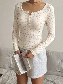 CovetEZ 碎花印花圓領半開鈕扣長袖修身T恤 - 彩色 - 查看 4