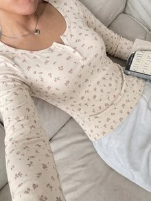 CovetEZ 碎花印花圓領半開鈕扣長袖修身T恤 - 彩色 - 查看 5