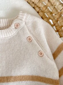 SHEIN 男嬰小男孩秋冬套頭毛衣與長褲套裝，時尚新品。毛衣採用拼色設計，展現清新可愛的童趣風格，紳士又迷人。由柔軟舒適的布料製成，適合嬰幼兒嬌嫩肌膚，確保寶寶穿著時溫暖舒適。 - 卡其色 - 查看 5
