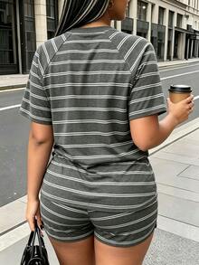 女款大尺碼外套套裝，夏季新款，灰色、灰色、多色條紋，度假穿搭，大尺碼女款T恤與短褲套裝 - 彩色 - 查看 2