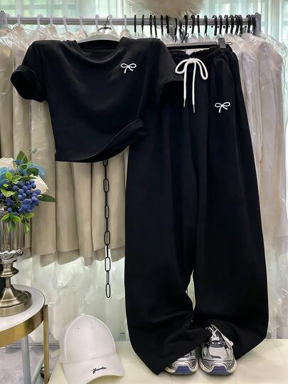 Resyla Setelan Dua Potong Wanita Kasual Modis Musim Panas, Cocok untuk Pakaian Sehari-hari dan Olahraga, Setelan Kaos Lengan Pendek Leher Bulat Motif Pita Putih Wanita, Desain Elegan dan Nyaman, Setelan Dua Potong untuk Jalan-jalan Santai