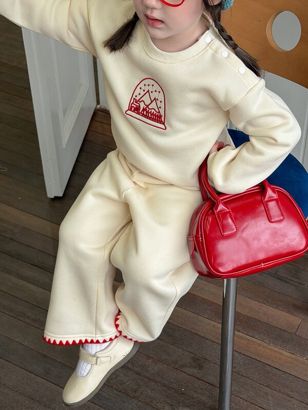 DAZY Set Sweatshirt Lengan Panjang dan Celana Panjang Gaya Korea Kasual Musim Gugur/Dingin untuk Bayi Perempuan dengan Kerah Bulat dan Lapisan Bulu Domba, Motif Kartun Bordir, dan Celana Panjang.