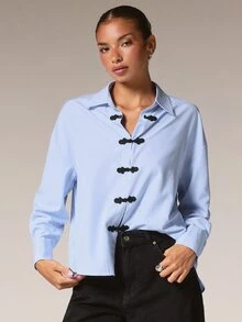 Athîral 女款秋季休閒寬鬆條紋撞色青蛙鈕扣襯衫，適合日常穿著與通勤辦公 - 藍色 - 查看 6