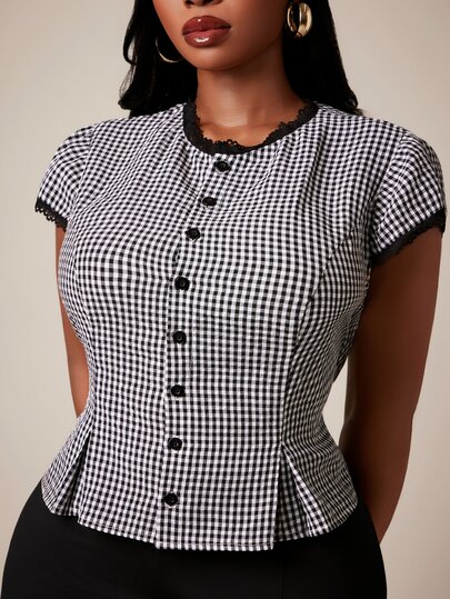 Radiana Damen-Bluse in Große Größen aus reiner Baumwolle, schwarz-weiß kariert, mit Spitzenbesatz und Rüschensaum, Kurzarm, Bindung vorne, Vintage-Stil, geeignet für sommerliche Alltag- und Landhaus-Outfits