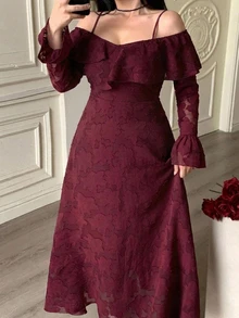 Dazy Plus Brudklänning i plus size, fransk stil, med spaghettiaxelband, off-shoulder och blomapplikation - Bourgogne - Visa 4