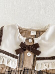 SHEIN Playful Pals 女嬰學院風格紋梭織洋裝，大翻領、荷葉邊飾邊、前開鈕扣、蝴蝶結、鬆緊腰、大裙擺與長袖 - 卡其色 - 查看 6