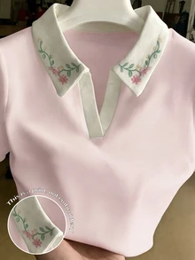 Resyla 大尺碼女款柔粉色對比白領花卉印花 Polo 短袖 V 領通勤顯瘦百搭 T 恤 - 彩色 - 查看 1