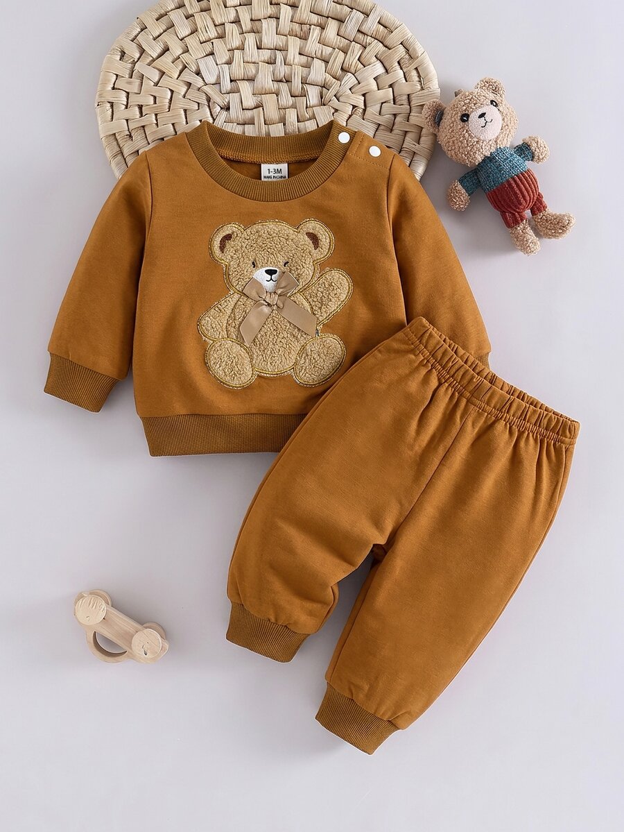 SHEIN 2件組新生兒運動衫套裝,焦糖色嬰兒兩件套,復古可愛卡通上衣配肩部按扣,絨毛泰迪熊貼布繡配精緻蝴蝶結,同色系收口長褲,寬鬆舒適可愛時尚俏皮修身長袖運動衫休閒嬰兒服 - 棕色 - 查看 1