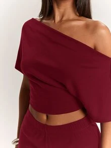 SHEIN BAE 女款不對稱肩 캐시미爾針織短袖上衣與低腰短褲套裝，春夏條紋兩件套，基礎款兩件套，休閒兩件套，舒適兩件套，適合通勤、公園、街頭穿搭與日常休閒穿著，基礎風格/秋季/返校季/休閒套裝，條紋套裝/機場穿搭/莓果色套裝 - 酒紅色 - 查看 7