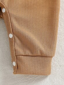 SHEIN 2件組新生兒男嬰黑白條紋圓領長袖連身衣 + 海軍藍華夫格針織熊刺繡吊帶褲含帽子，休閒可愛韓風時尚套裝，適合秋季日常穿著、旅行、度假、派對等場合 - 棕色 - 查看 7