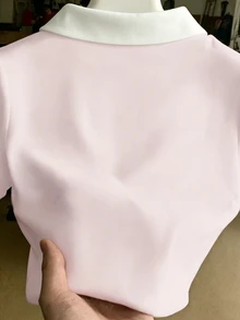 Resyla 大尺碼女款柔粉色對比白領花卉印花 Polo 短袖 V 領通勤顯瘦百搭 T 恤 - 彩色 - 查看 2