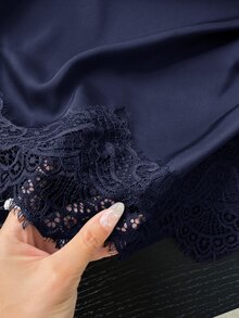 Muvela 女款優雅緞面蕾絲拼接百褶迷你裙 - 藏蓝色 - 查看 4