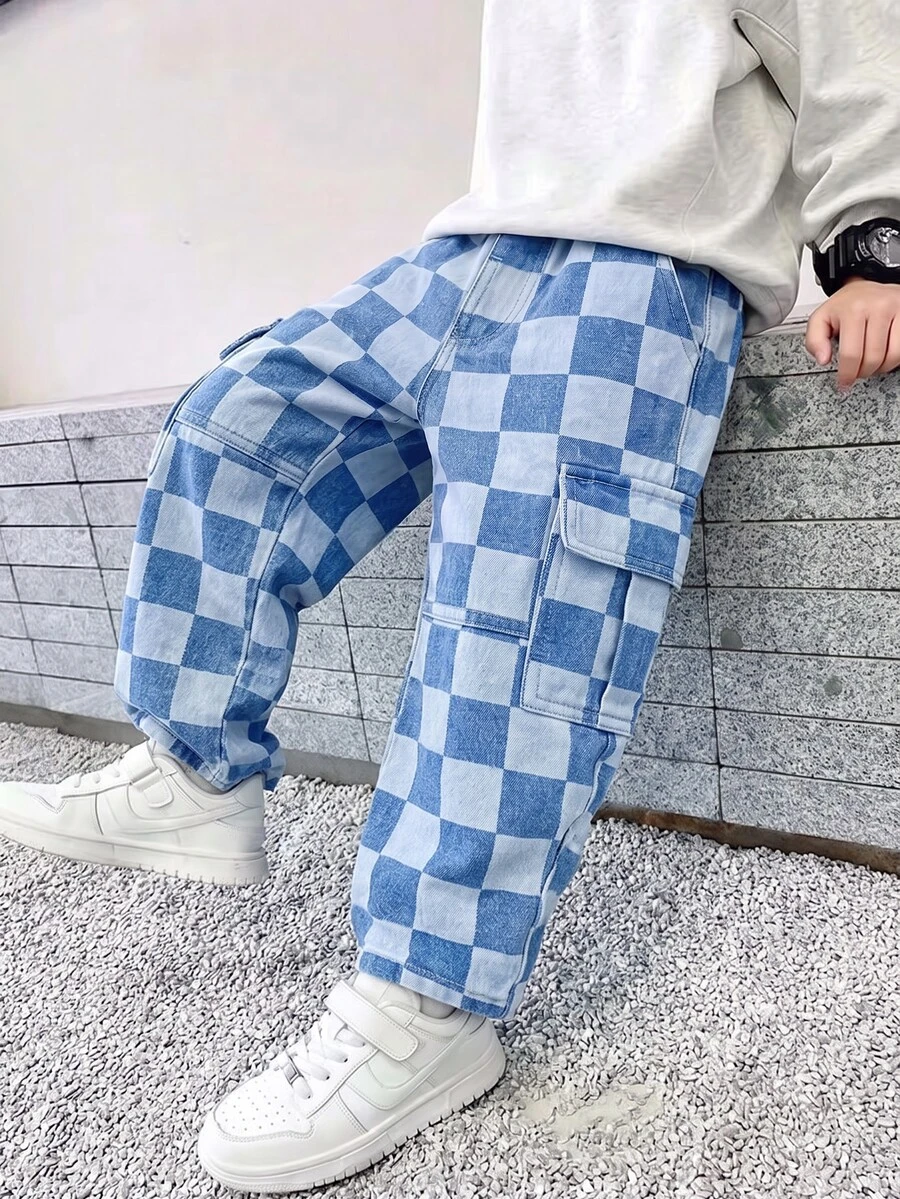 SHEIN 男童返校季藍白格紋工裝牛仔長褲,寬鬆休閒秋冬款 - 淺色水洗藍 - 查看 1
