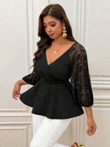 Femmeverse Blus Rajut Patchwork Lengan Sedang Warna Polos dengan Kerah V Silang dan Hiasan Renda untuk Wanita Ukuran Plus - Hitam - View 8