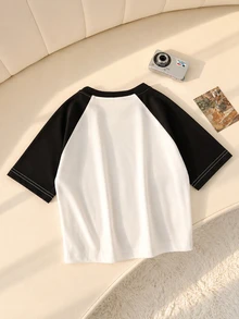 Resyla HELLO KITTY AND FRIENDS | SHEIN Tops 經典圖案印花 2026 女款夏季圓領修身落肩袖 T恤 - 黑與白 - 查看 2