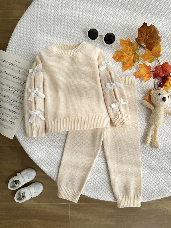 SHEIN Conjunto de suéter de punto lindo para niñas pequeñas, top de punto con lazo y pantalones a juego
