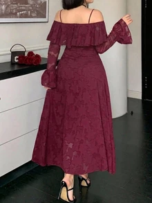 Dazy Plus Brudklänning i plus size, fransk stil, med spaghettiaxelband, off-shoulder och blomapplikation - Bourgogne - Visa 2