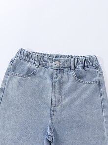 女童牛仔寬腿長褲，淺藍色水洗牛仔，高腰彈性腰帶，前雙口袋，後右口袋附蝴蝶貼花刺繡與水鑽裝飾，適合四季穿著，日常通勤、購物、咖啡廳、休閒場合，可搭配短版上衣、針織衫或襯衫，風格偏向極簡藝術或輕復古 - 淺色水洗藍 - 查看 4